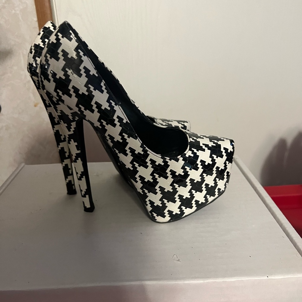 Houndstooth Pumps